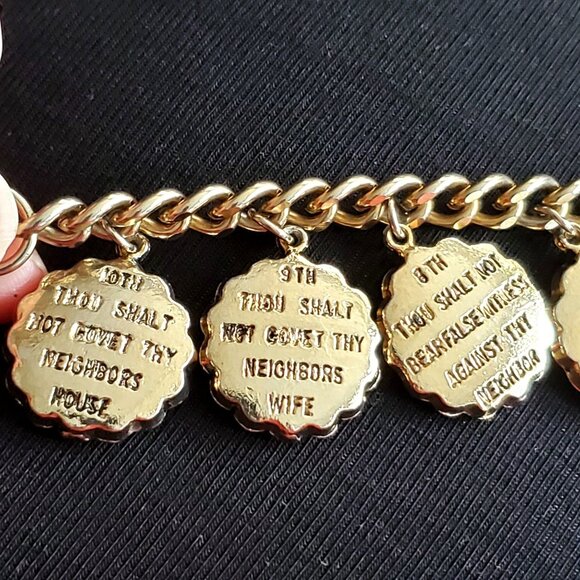 10 Ten Commandments Charm Bracelet From 1960s 7in Heavy Chain Vintage - Picture 6 of 15